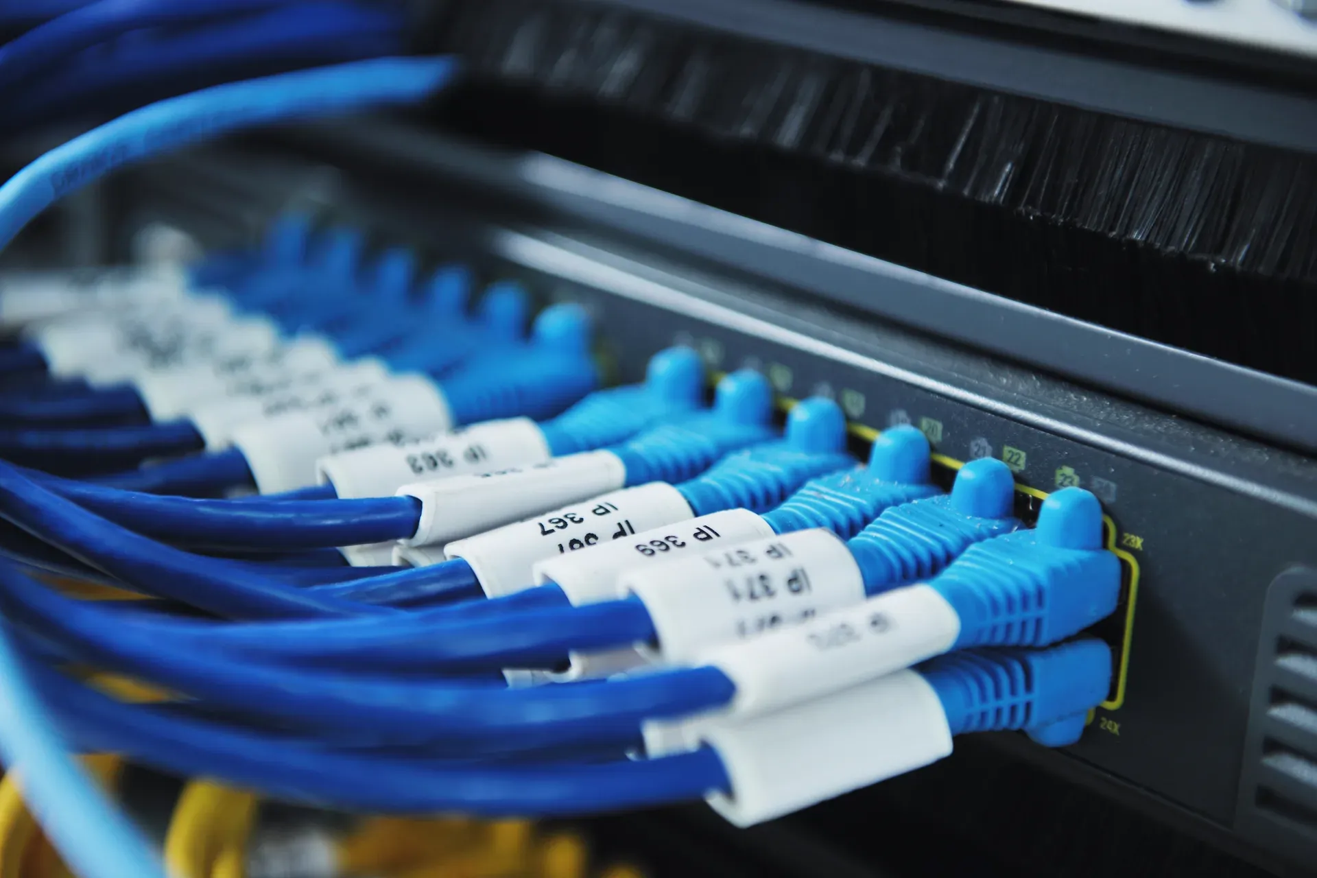 Modernes Rechenzentrum mit Server-Racks